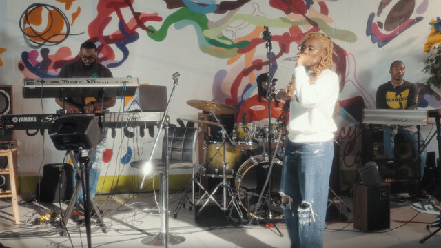 MoMa (Live Performance)
