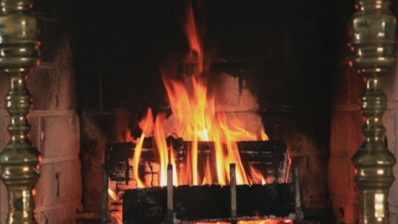 The Christmas Song (Chestnuts Roasting on an Open Fire) (Yule Log Video)