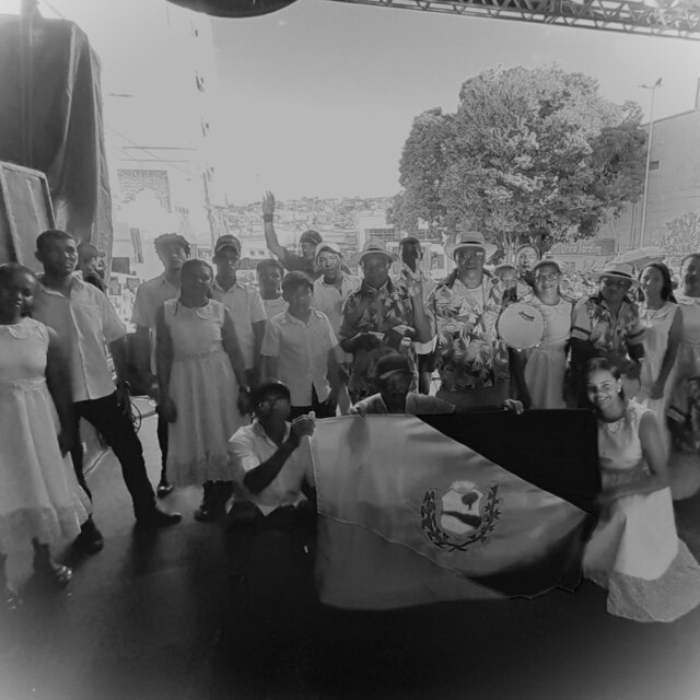 Grupo De Coco Negros E Negras Do Leitão and Banda De Pífanos Do Sítio Leitão Da Carapuça Reproduzir Artista