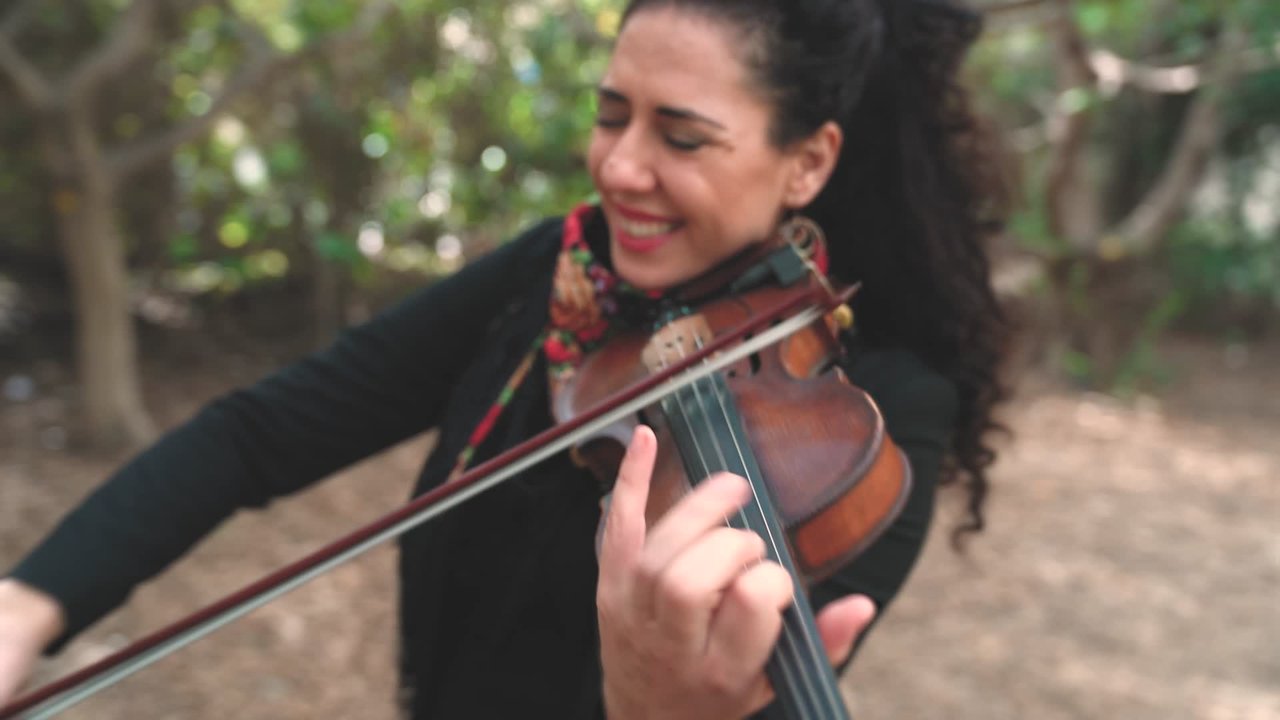 על הדרך עץ עומד by Tania Vinokur on TIDAL