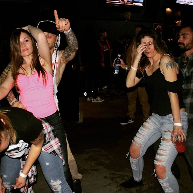 Sexy Women Dancing (feat. Absurd)