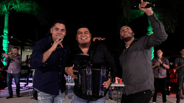 Que La Dejen Ir Al Baile Sola (En Vivo)