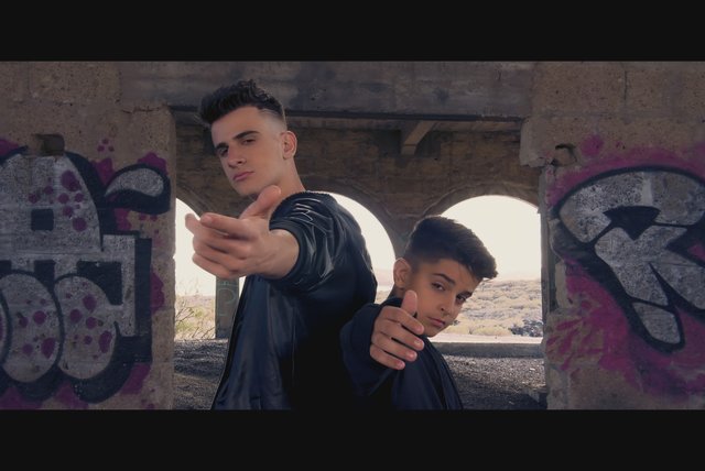 Es Amor By Adexe Nau On Tidal es amor by adexe nau on tidal