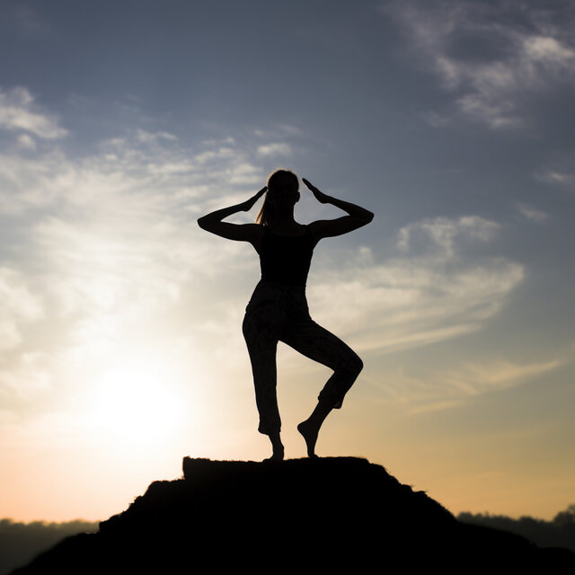 Flujo De Yoga En El Río: Melodías De Práctica Serenas