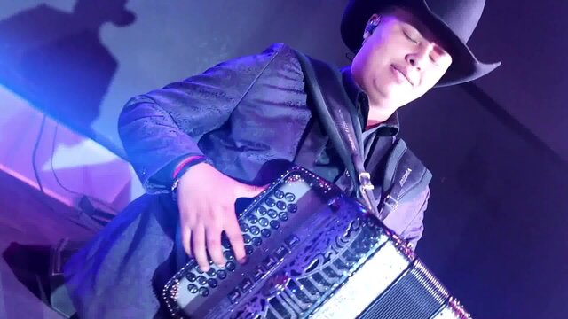 Una Aventura (En Vivo 45 Aniversario)