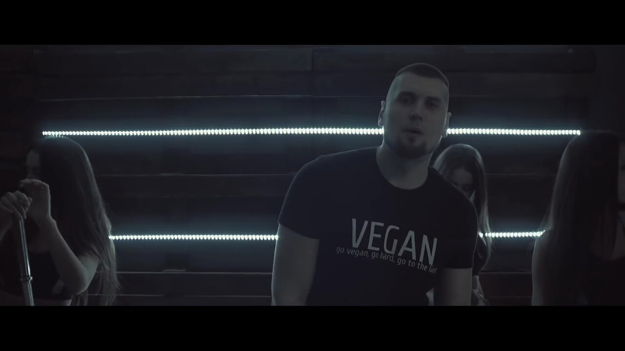 Моя девочка делает присед
