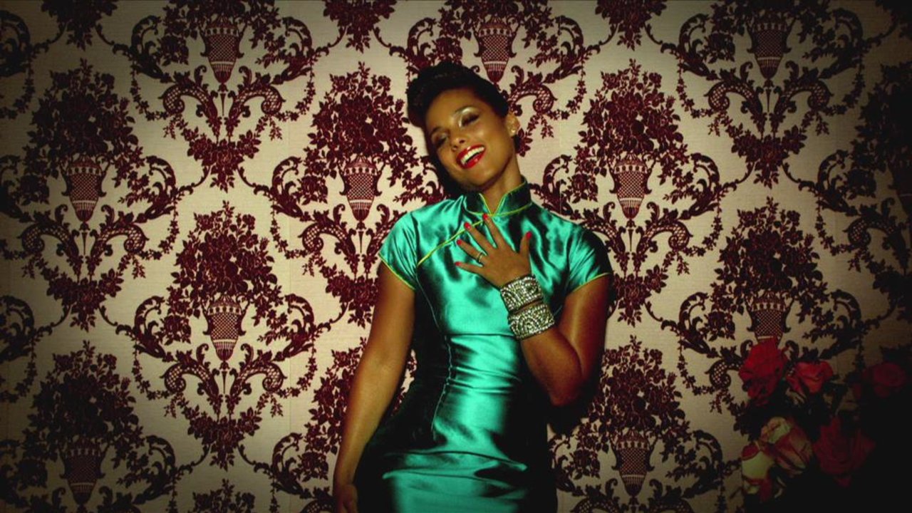 Girl On Fire (feat. Nicki Minaj) (Inferno Remix - Official Video)