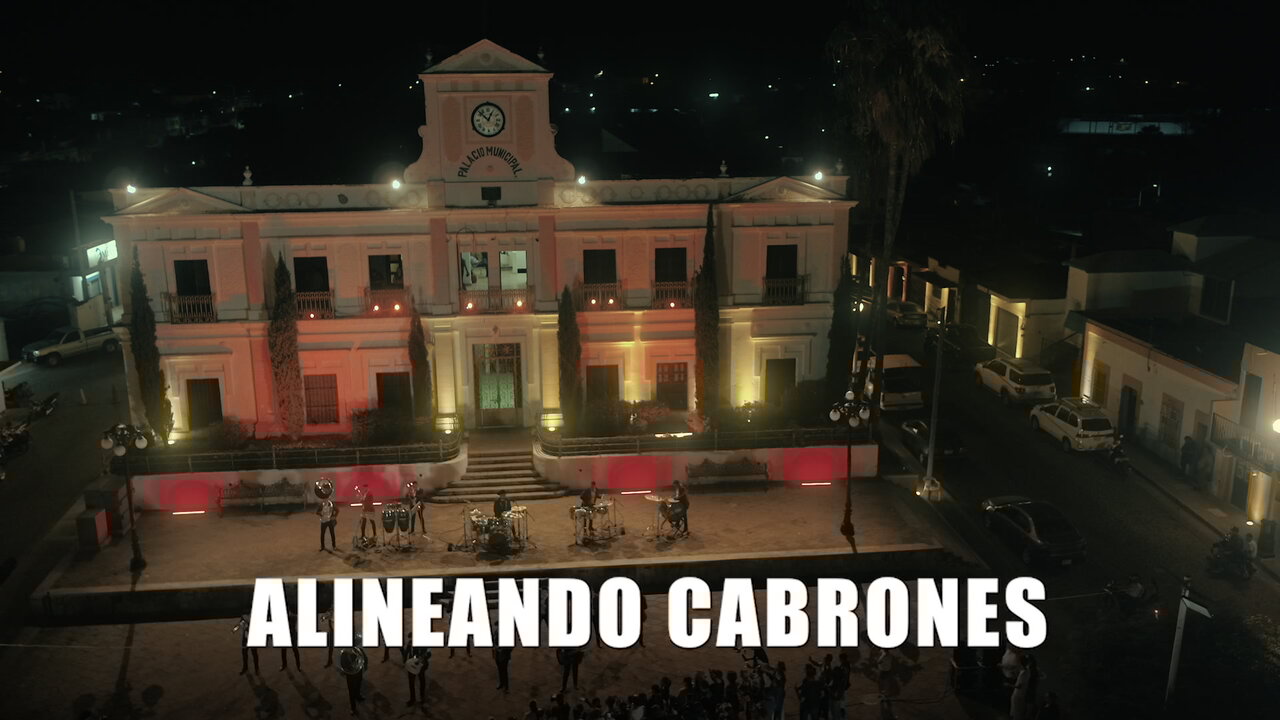 Alineando Cabrones (LETRA/En Vivo)