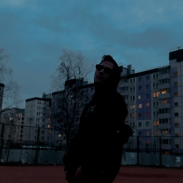 Крутится