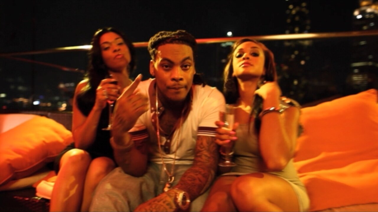 No Hands (feat. Roscoe Dash and Wale)