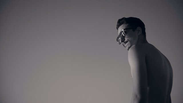 Hello (Clip officiel)