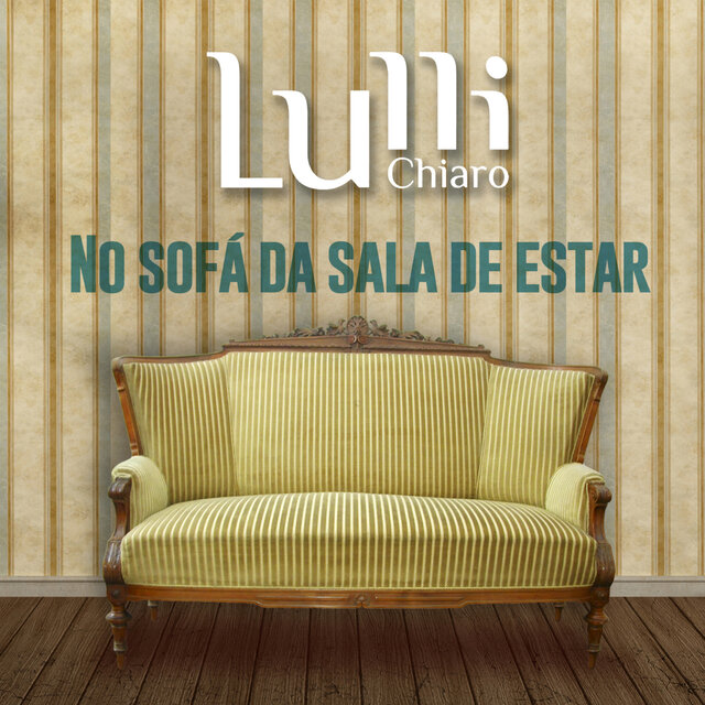 No sofá da sala de estar