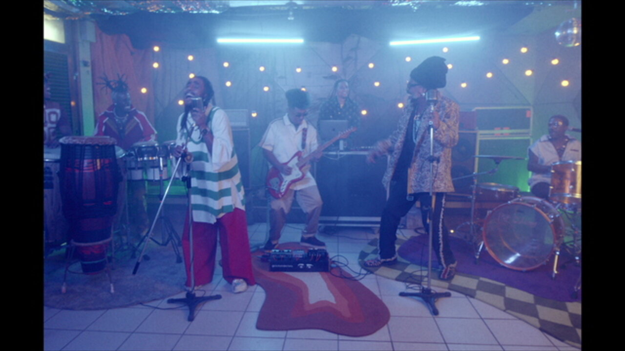 Da Favela Pro Asfalto (feat. Carlinhos Brown)
