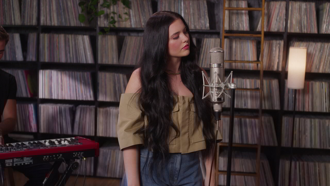 Bigger Person (Mirror Acoustic Session)