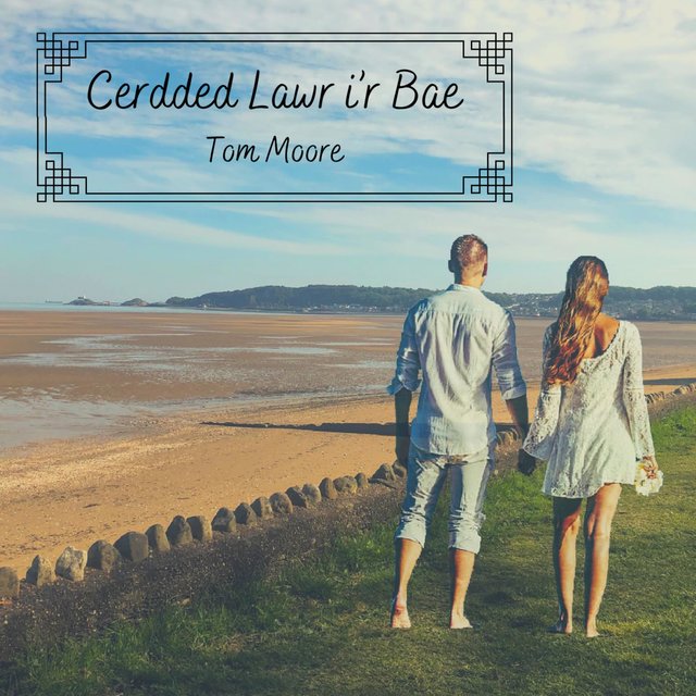 Cerdded Lawr I'r Bae