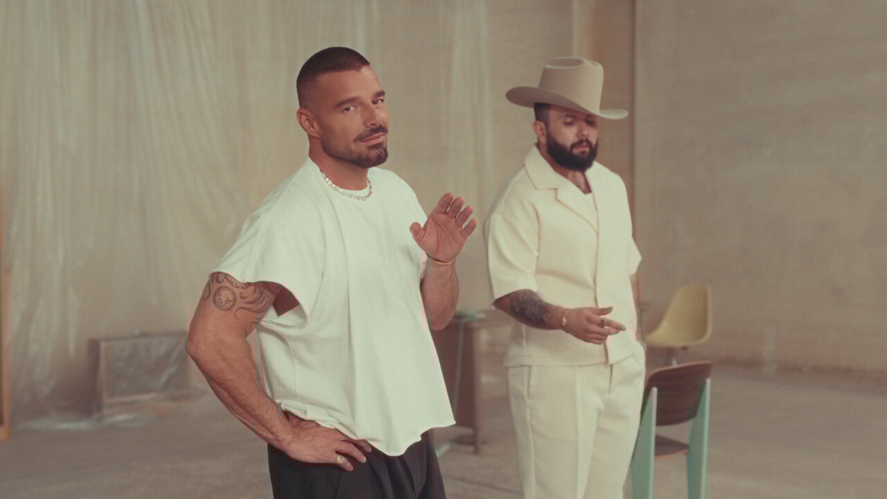 A Medio Vivir (Official Video)