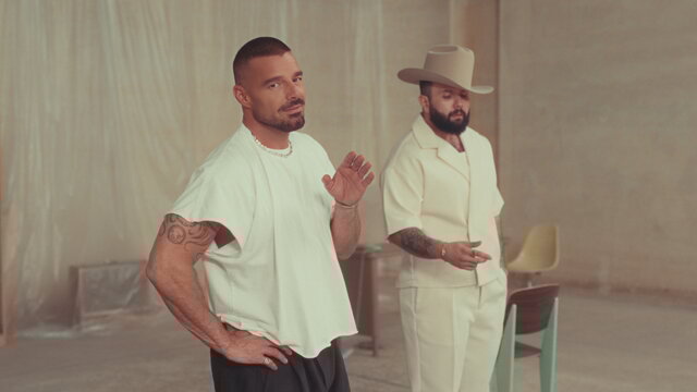 A Medio Vivir (Official Video)