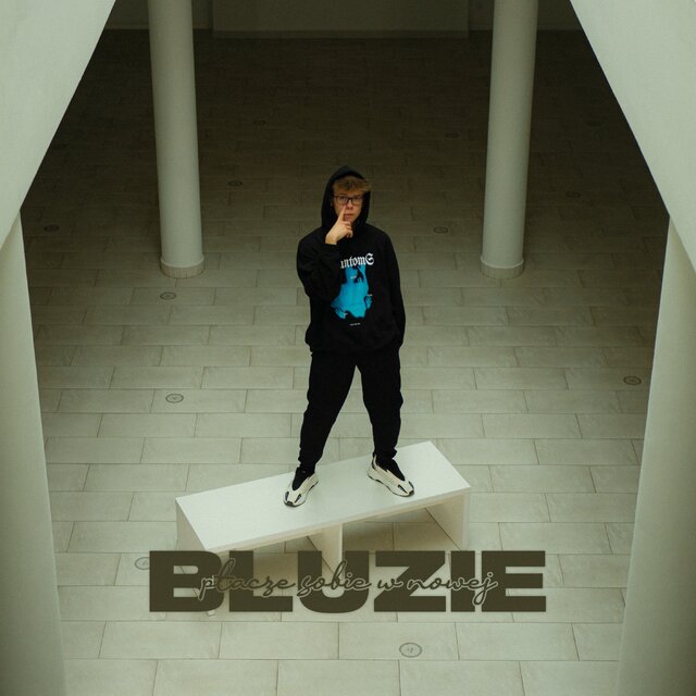 Płaczę sobie w nowej bluzie