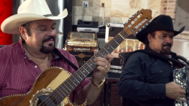 Vendedora De Amor / A Mi Me Gusta Gastarmelo / La Patada (Popurri De Cumbias)