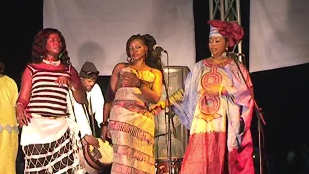 Oumou Sangare, La DIVA Malienne - Tourné au Nigeria en Live - La Grande DIVA D'Afrique Oumou Sangare