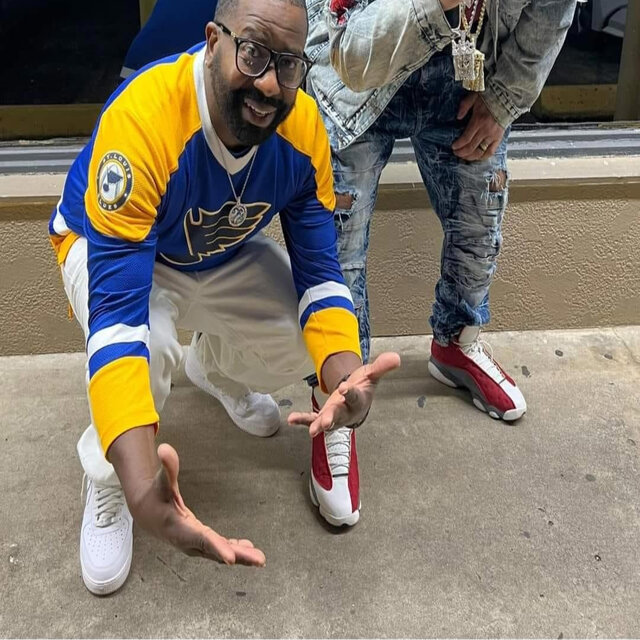 Money Moves (feat. Show Biz)