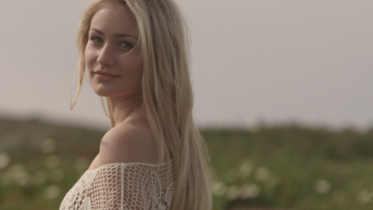 Sous ma peau (Clip officiel)