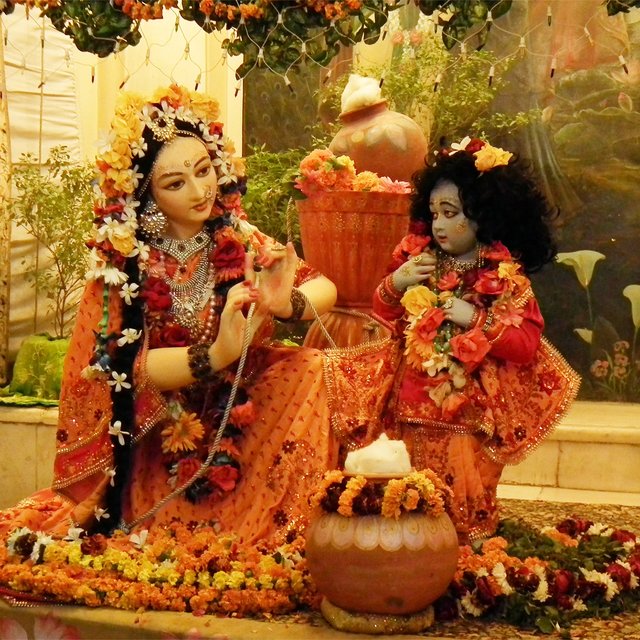 Iskcon Bhajan Sandhya (Yashomati Nandan)