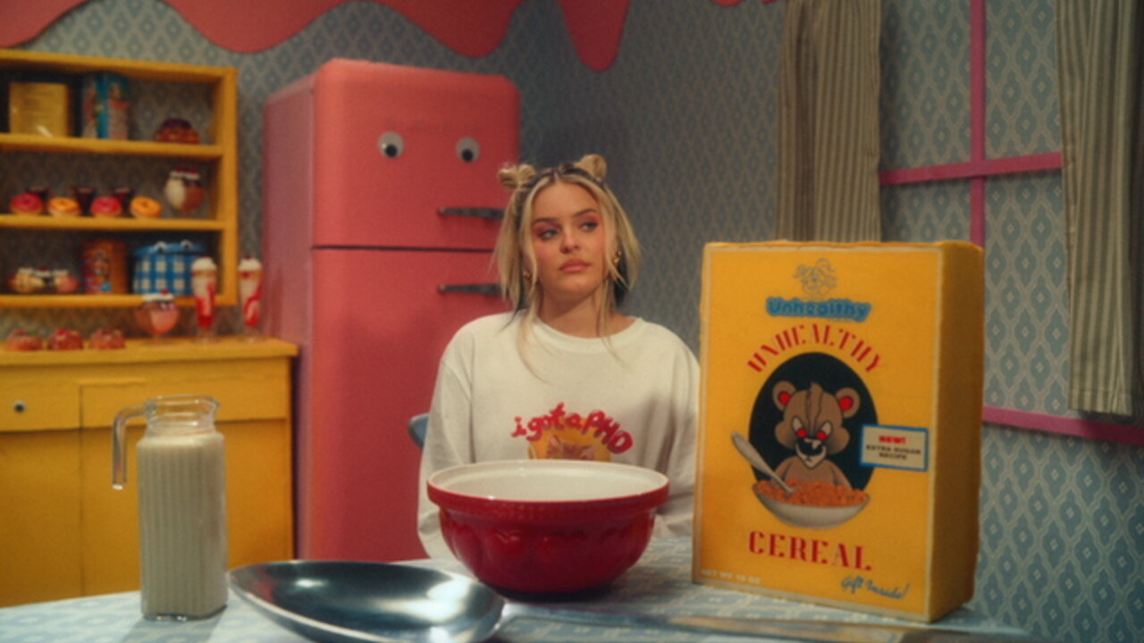 KILLS ME TO LOVE YOU (Visualiser Video)