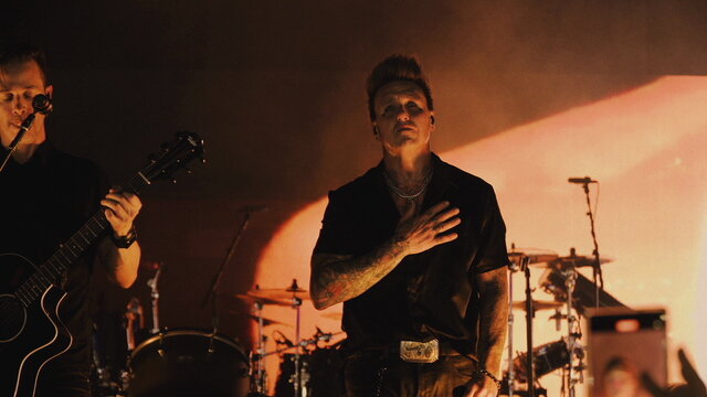 Leave a Light On (Talk Away The Dark) [Live]