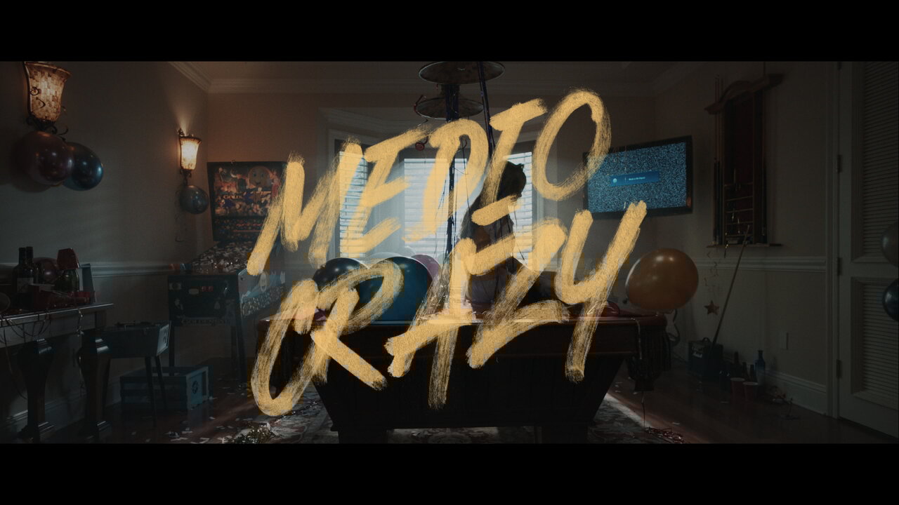 Medio Crazy (feat. KHEA)