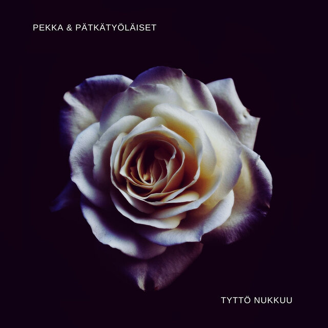 Tyttö nukkuu