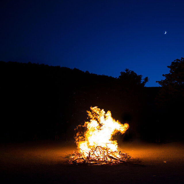 Radiant Bonfire: Tranquil Night Serenity