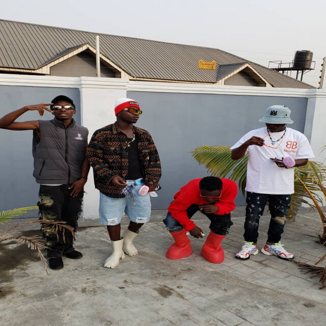 Time no dey