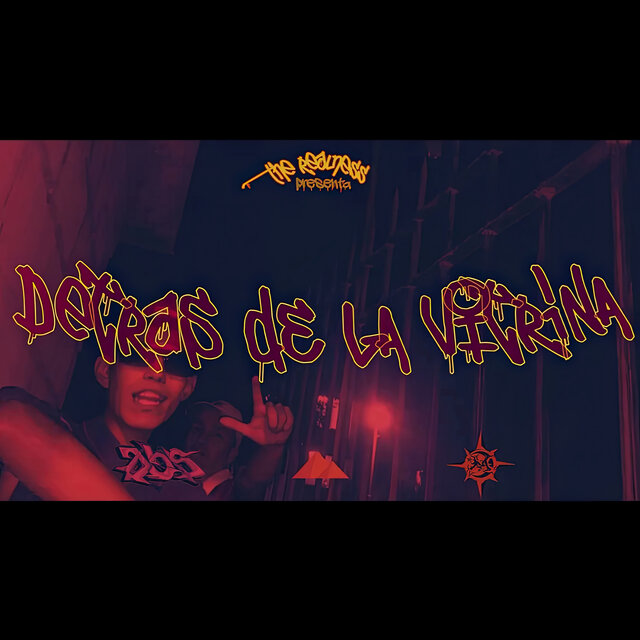 Detras de la Vitrina