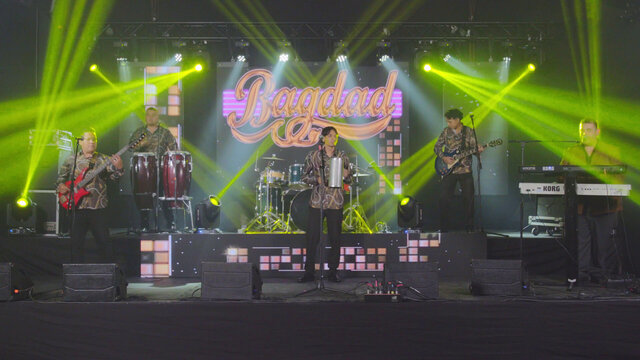 Por Un Cariño (En Vivo)