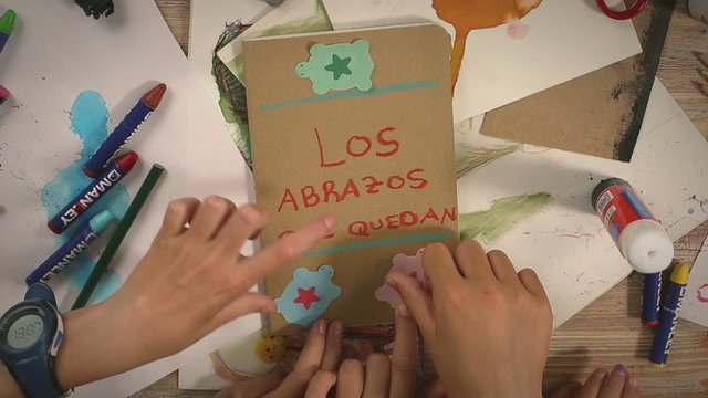 Los Abrazos Que Quedan (Lyric Video)