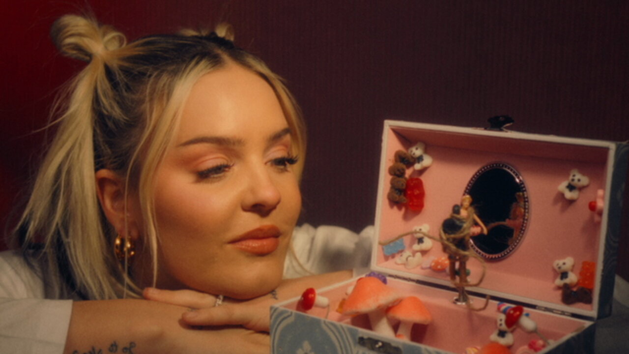 NEVER LOVED ANYONE BEFORE (Visualiser Video)