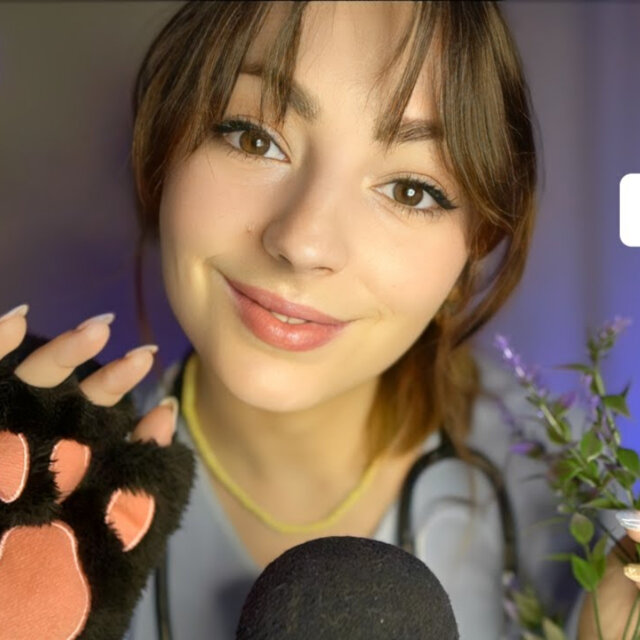ASMR Vétérinaire POV Tu es un chat (ronronnement, caresses)