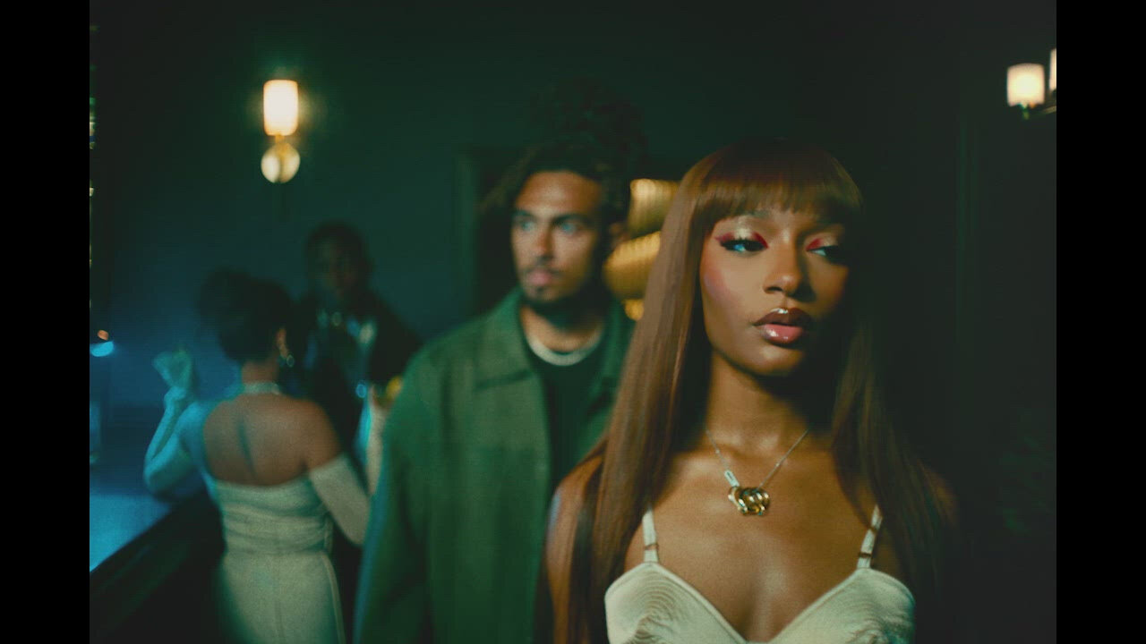 PINACOLADA (Official Music Video)