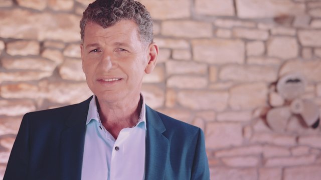 Wir sind im Herzen jung (Offizielles Musikvideo)